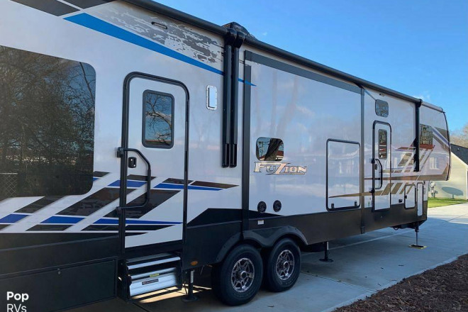 2022 Fuzion Toy Hauler 379