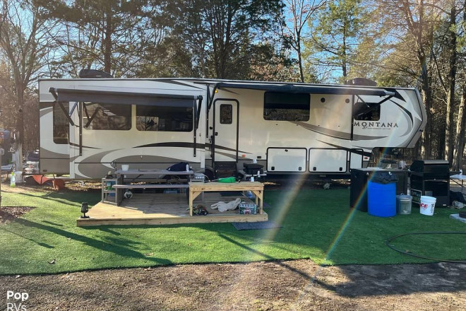 2019 Montana 3855BR