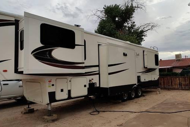 2018 Cedar Creek Silverback 37RTH