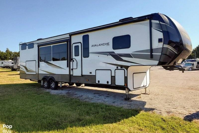 2020 Avalanche 396BH