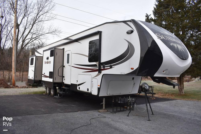 2017 Sundance 3700RLB