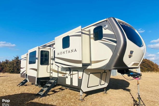 2017 Montana 3820FK