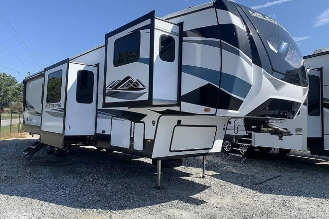 2021 Milestone 370FLMB