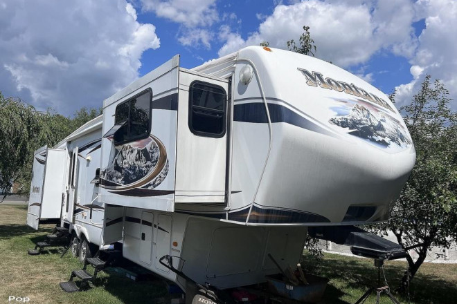 2012 Montana M-3750FL