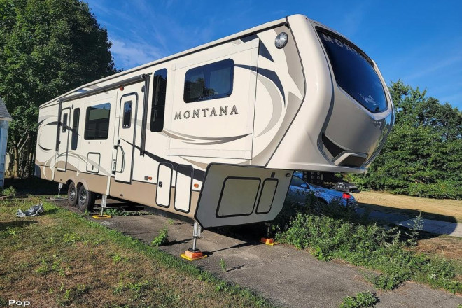 2018 Montana 3731FL