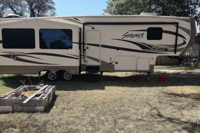 2016 Cedar Creek Silverback 33IK