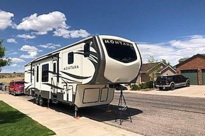 2017 Montana 3820FK