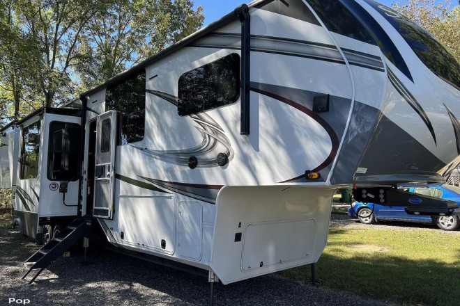 2021 Solitude 390RK-R