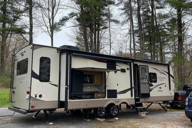 2017 Rockwood Signature Ultralight 8328BS