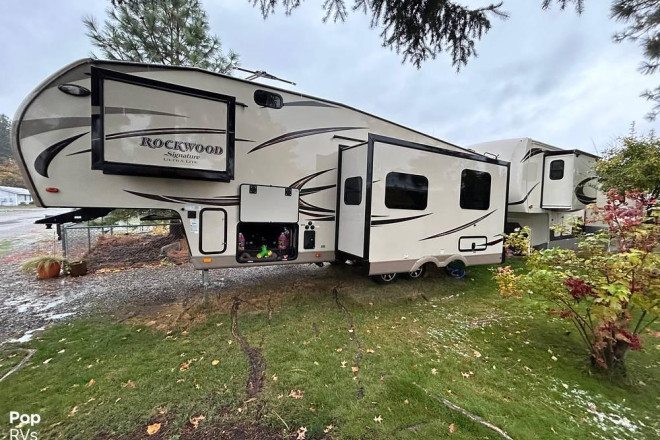 2017 Signature Ultra-Lite 8281WS