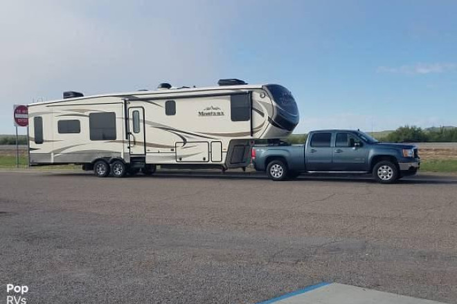 2015 Montana 3402 RL