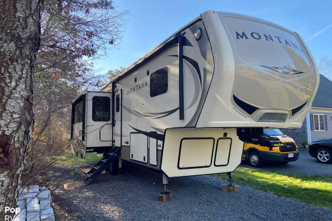 2019 Montana 3121RL