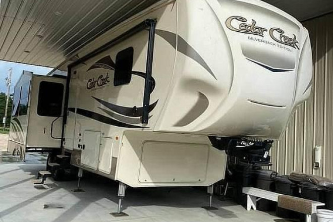 2017 Cedar Creek 33IK Silverback Edition