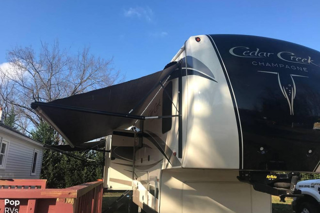 2018 Cedar Creek Champagne Edition 38EL
