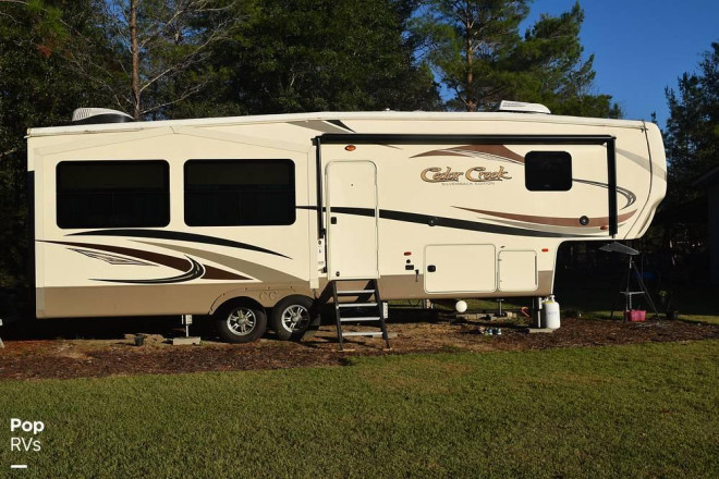 2017 Cedar Creek Silverback 29RE