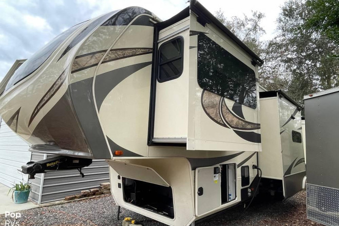 2019 Solitude 379FLS