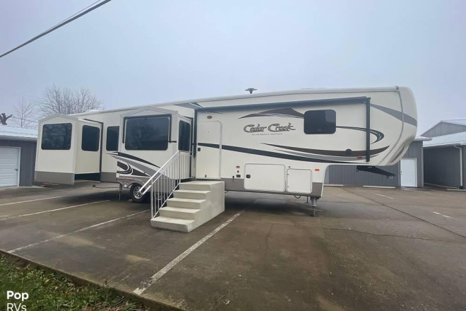 2017 Cedar Creek Silverback 37RL