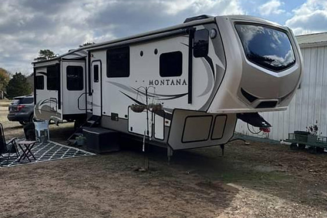 2019 Montana 3811MS
