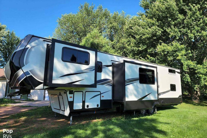 2021 Montana High Country 377FL