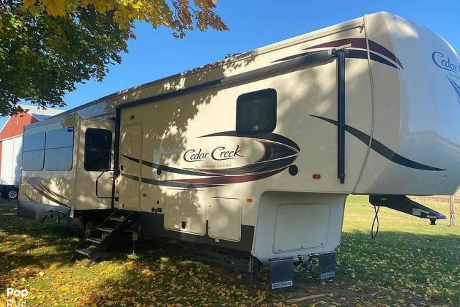 2019 Cedar Creek Silverback 31IK