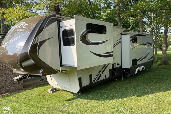 2015 Solitude 369RL