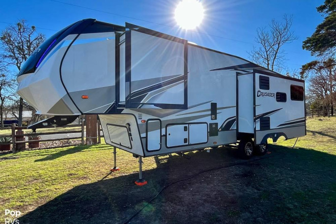 2021 Crusader 305RLP