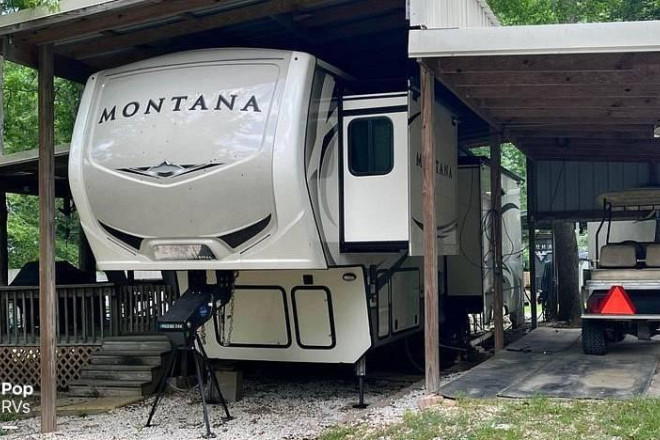 2018 Montana 3121RL