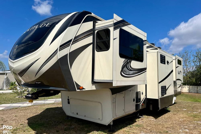 2019 Solitude 380FL