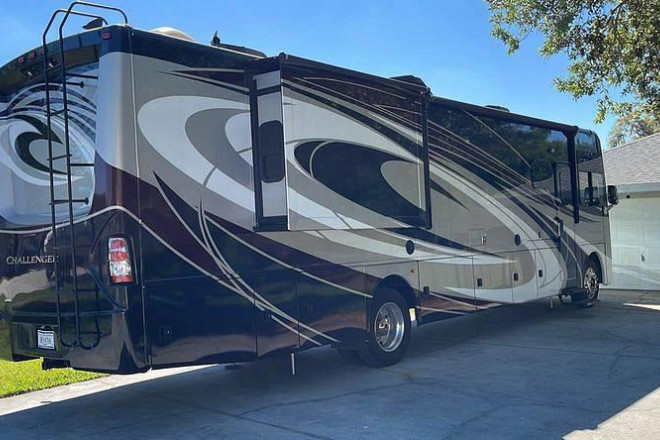 2017 Challenger 37LX