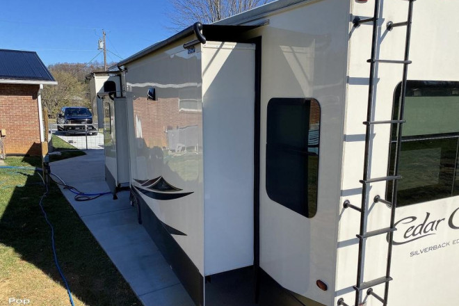 2020 Cedar Creek Silverback 37MBH