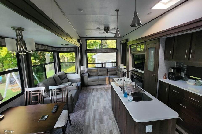 2019 Grand Lodge 42DL