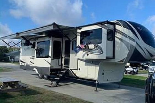 2020 Solitude 380 FLR